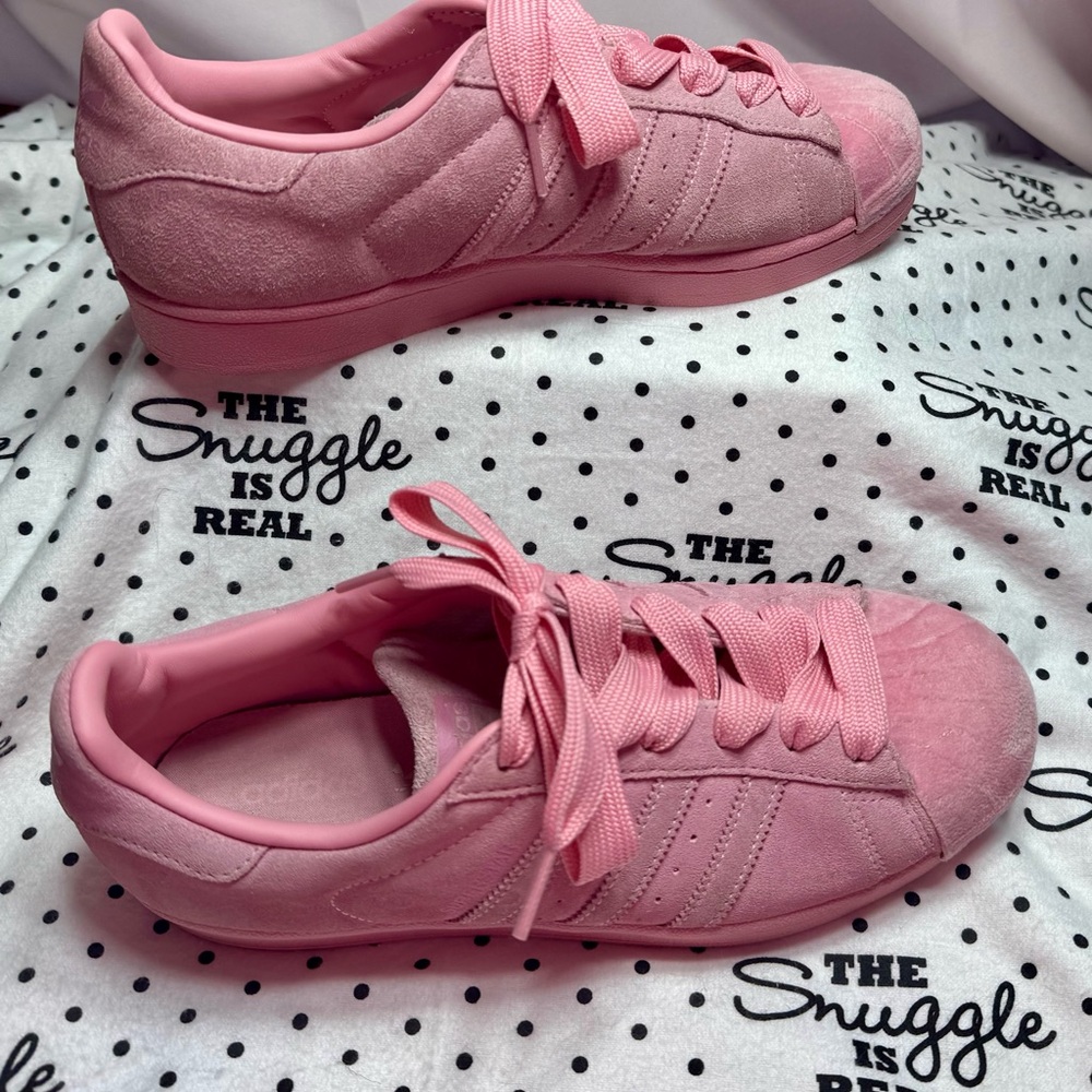 💖 Adidas Originals Superstar Pink Suede Sneakers 💖
Size US 7